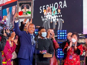 Афроамериканац други пут на челу Њујорка, заклетву положио после поноћи на Тајмс скверу