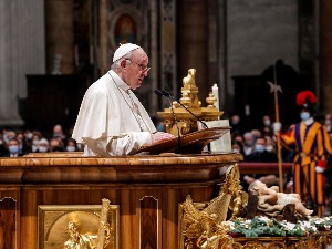 Папа: Ударити жену је увреда за Бога