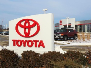 Историјски преседан,  у САД продато више "Тојотиних" аутомобила него америчких