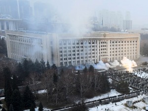 Настављени жестоки сукоби у Алматију, запаљено седиште градоначелника