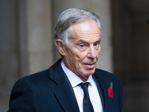 Која је веза петиције да се Блеру ускрати титула витеза и документа о легалности напада на Ирак