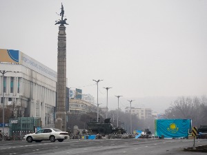 На улицама Алматија мирно, грађани у редовима за храну