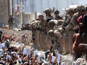 Беба предата војнику на аеродрому у Кабулу враћена рођацима 