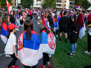 Новакови навијачи не одустају – подршка, музика и велики број људи испред хотела