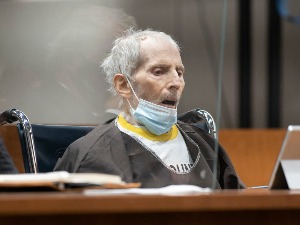 Преминуо Роберт Дарст