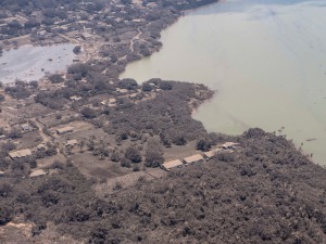 Тонгa прекривена пепелом, прети хуманитарна катастрофа после ерупције вулкана и цунамија