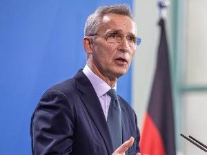 Столтенберг из Немачке упозорава Русију, Москва инсистира на гаранцијама о не ширењу НАТО-а на исток