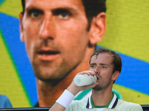 Медведев и Циципас сигурним корацима до друге седмице