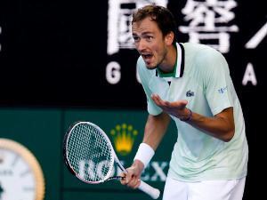 Медведев боловао, дивљао и промашивао, али некако прошао у четвртфинале