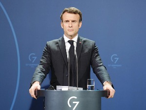 Макрон: Нећемо напустити дијалог с Русијом, али цена ће бити висока