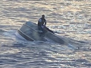 Преврнуо се чамац са мигрантима код обале Флориде, трага се за 39 особа