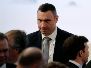 Немачка Украјини шаље шлемове, Кличко пита шта следи – јастуци?