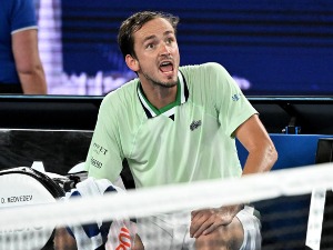Медведев викао на судију током меча са Циципасом: Сме ли отац да му прича током сваког поена?! 