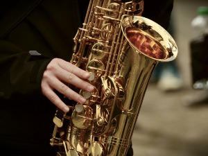 Свеци марширају