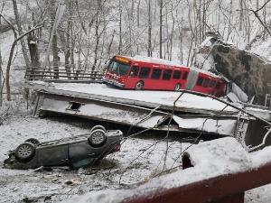 Срушио се мост у Питсбургу баш у дану када Бајден треба да посети град и прича о инфраструктури