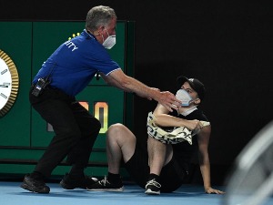 Навијач упао на терен и кратко прекинуо меч између Надала и Медведева