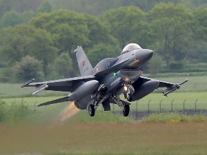 Турска авијација ракетирала курдске положаје у Ираку и Сирији