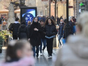 Током дана смена облака и сунца, на истоку слаб снег