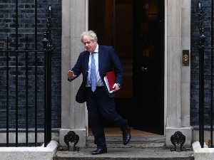 Пљуште оставке, Бориса Џонсона напуштају најближи сарадници