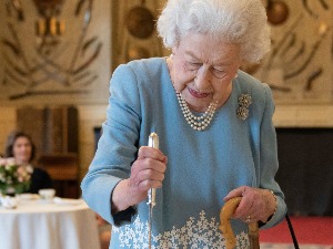 Елизабета слави јубилеј уз торту и поруку: Желим да Камила буде краљица када Чарлс постане краљ