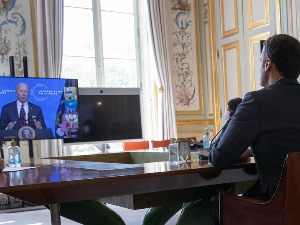 Макрон разговарао са Бајденом уочи пута у Москву