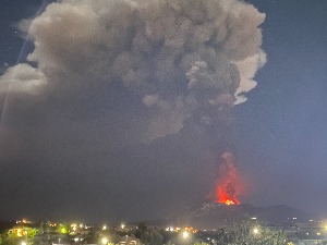 Прорадила Етна - лава обасјала небо, пепео летео осам километара увис