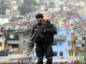 Крвава рација у фавели Рио де Жанеира, осморо мртвих у потрази за Чико Бентом