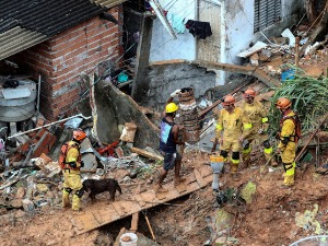 Најмање 18 мртвих у поплавама и клизиштима у Бразилу, бујице носе куће и аутомобиле