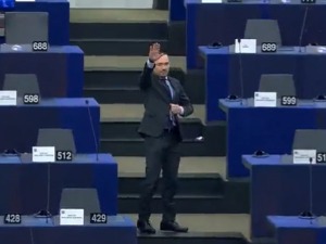 "Нацистички поздрав" бугарског европосланика, каже да је реч о лову на вештице