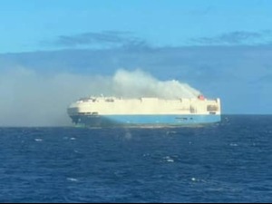 Пожар на броду који је превозио аутомобиле “порше“ и “фолксваген“ за САД, посада евакуисана