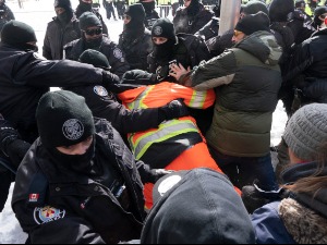 Сукоб полиције и демонстраната у Отави, ухапшено више од 100 људи