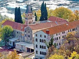 Траг: Манастири у Далмацији