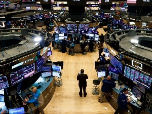 Нова нервоза на берзама – рубља наставља да пада, а цене нафте и злата да расту