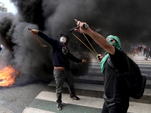 Не плачи за доларима, Аргентино – ММФ, ватра и камење