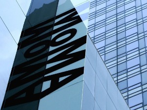 Евакуисан Музеј модерне уметности у Њујорку, две особе избодене ножем