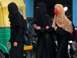Суд у Индији подржао одлуку о забрани хиџаба у школама