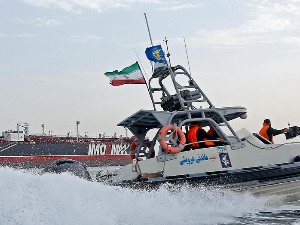 Преврнуо се брод УАЕ у близини иранске обале, 30 људи спасено из мора