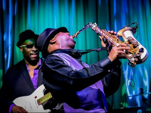 Свеци марширају