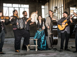 Barcelona Gipsy Balkan Оrchestra, 1. део