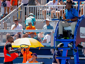 Кирјос се смирио, па вратио на старо – сукоб са судијом и хаос који га је коштао победе