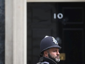 За шаку новчаница, због ковид журки британским званичницима казне од 50 фунти