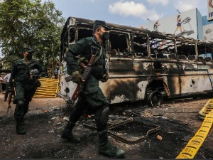 Шри Ланка – ванредно стање, хаос због несташица, полиција на бензинским пумпама