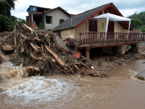 Бразил, најмање 14 особа страдало у клизиштима
