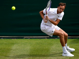 Вимблдон наводно планира да забрани учешће Медведеву и Русима