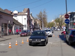 Судар два аутомобила у Шапцу, "пежо" ударио у зграду