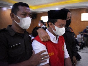 Индонезија, директор исламског интерната осуђен на смрт због силовања 13 девојчица