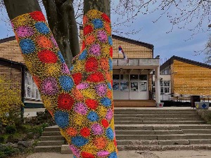 Мама у акцији улепшавања школског дворишта - дрво добило ново одело