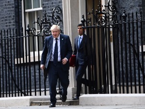 Кад британски премијер и министар финансија крше закон то кошта 60 евра