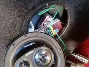 Комби тапациран цигаретама на Градини