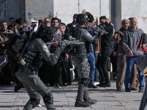 Сукоб Палестинаца и израелске полиције у џамији Ал Акса у Јерусалиму, више од 150 повређених